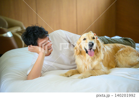 犬と横たわる男性 犬と横たわる男性 140201992