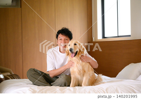 男性と犬のくつろぎ 140201995
