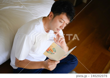 男性が本を読む 140202078