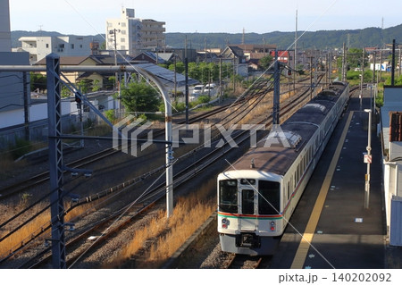 東飯能駅を発車する西武秩父線4000系電車(埼玉県飯能市) 東飯能駅を発車する西武秩父線4000系電車(埼玉県飯能市) 140202092