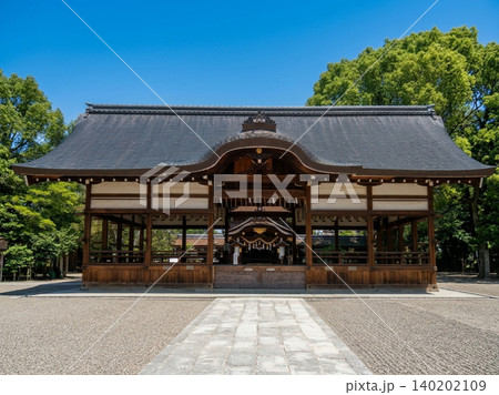 京都・藤森神社の拝殿 正面から見る割拝殿と初夏の境内風景 京都・藤森神社の拝殿 正面から見る割拝殿と初夏の境内風景 140202109