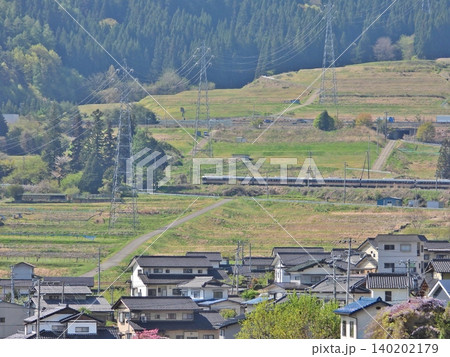 千曲市八幡中原地区の棚田を走行する特急しなの 140202179