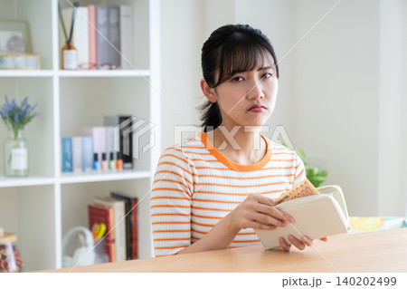 お金で悩む若い女性 140202499