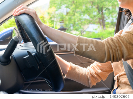 車を運転する女性ドライバー 140202605
