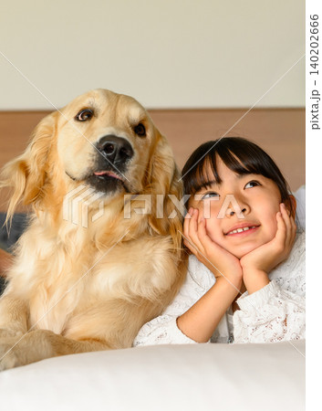 犬と少女の触れ合い 犬と少女の触れ合い 140202666