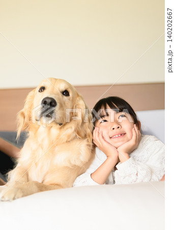 犬と寄り添う女の子 犬と寄り添う女の子 140202667