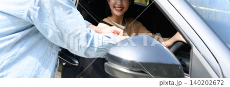 車に乗る笑顔の女性 車に乗る笑顔の女性 140202672