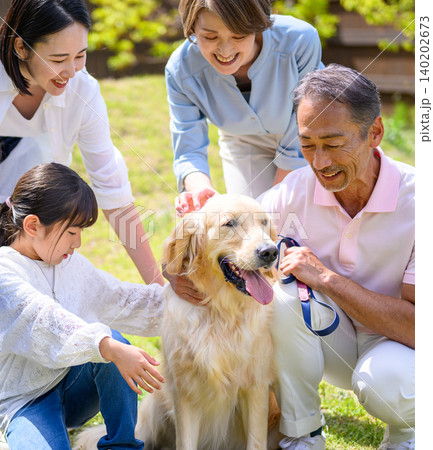 家族と犬の触れ合い 家族と犬の触れ合い 140202673