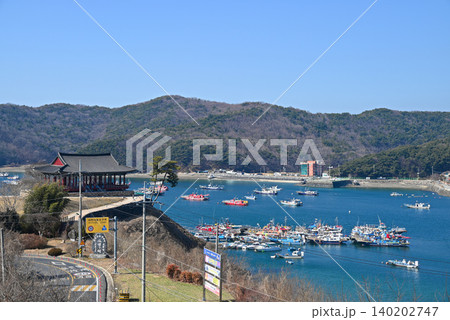 【韓国/ポリョン市】忠清水営城と五川港に浮かぶ漁船の風景 140202747