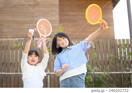 子供たちの楽しい遊び 子供たちの楽しい遊び 140202752