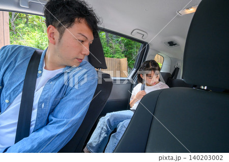 車内、子供を見守る父 140203002