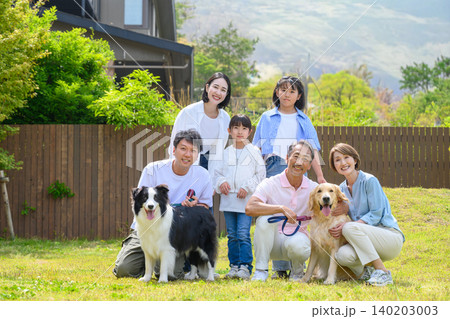 庭で犬と家族 庭で犬と家族 140203003