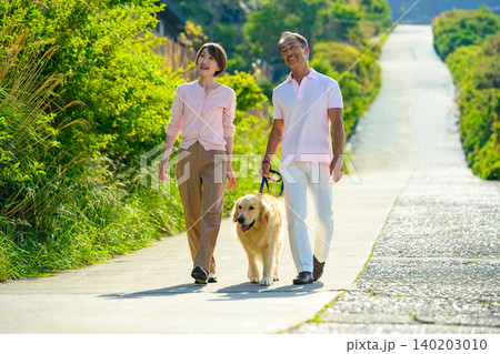 犬と散歩する夫婦 犬と散歩する夫婦 140203010