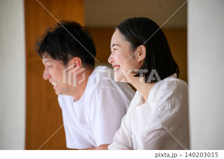 笑顔で寄り添う若い夫婦 140203015