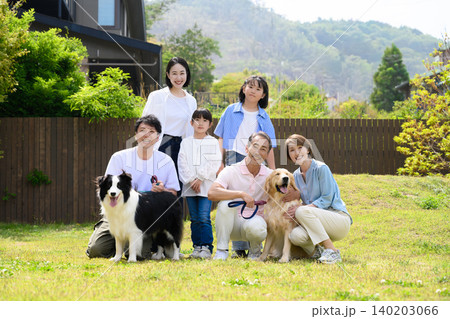 家族と犬の幸せな肖像 家族と犬の幸せな肖像 140203066