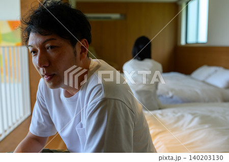 ベッドのそばで考える男性 ベッドのそばで考える男性 140203130