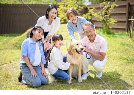 庭で犬と家族写真 140203137
