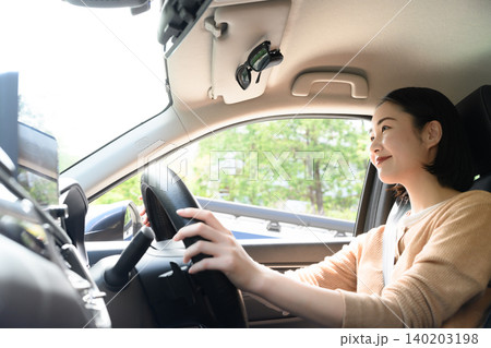 車を運転する女性 車を運転する女性 140203198