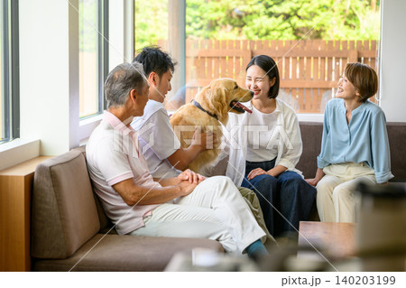 家族と犬の団らん 140203199