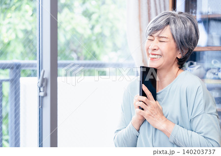 手帳を手にするシニア女性 140203737