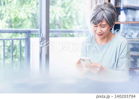 スマホを操作するシニア女性 スマホを操作するシニア女性 140203794