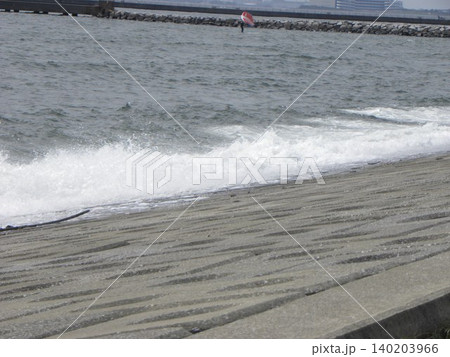 検見川浜の海岸に打ち寄せる白い波 検見川浜の海岸に打ち寄せる白い波 140203966