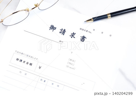 御請求書 - 取引先へ宛てて請求書を準備する、ビジネスシーンのイメージ 140204299