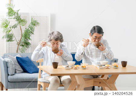 シニア 夫婦 食事 シニア 夫婦 食事 140204526