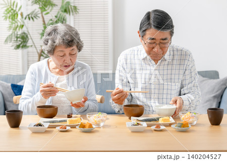 シニア 夫婦 食事 シニア 夫婦 食事 140204527