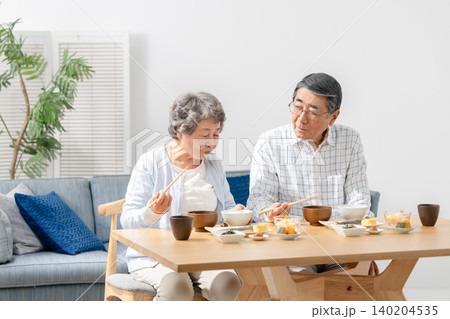 シニア 夫婦 食事 シニア 夫婦 食事 140204535