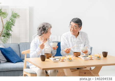 シニア 夫婦 食事 シニア 夫婦 食事 140204538