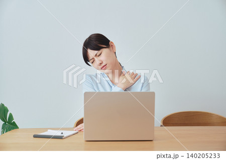 在宅ワーク中に肩こりを感じる女性 在宅ワーク中に肩こりを感じる女性 140205233