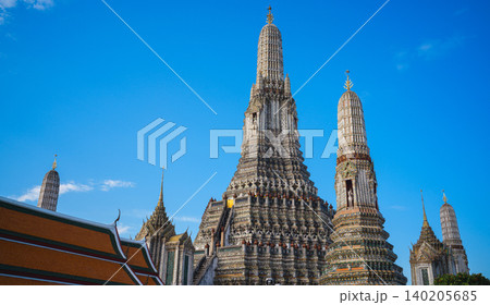 Wat arun temple dawn bangkok chao phraya river historic spire under blue sky with ornate pagoda detail Wat arun temple dawn bangkok chao phraya river historic spire under blue sky with ornate pagoda detail 140205685