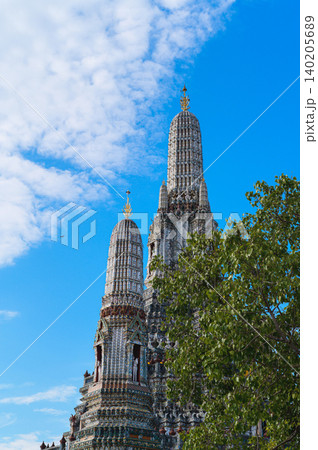 Wat arun temple dawn bangkok chao phraya river tower under blue sky beside green tree Wat arun temple dawn bangkok chao phraya river tower under blue sky beside green tree 140205689