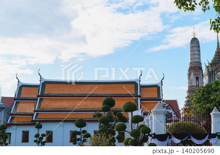 Wat arun temple dawn bangkok chao phraya river with ornate roof garden under blue sky Wat arun temple dawn bangkok chao phraya river with ornate roof garden under blue sky 140205690