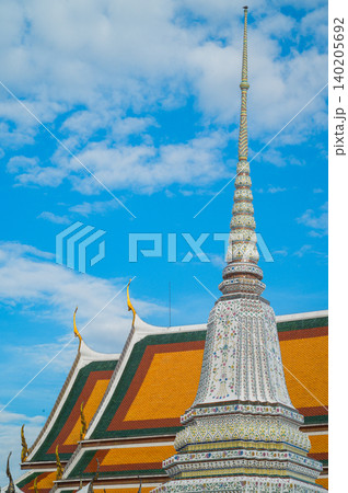 Wat arun temple dawn bangkok chao phraya river stupa under blue sky with ornate roof and calm travel mood 140205692