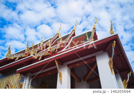 Wat arun temple dawn bangkok chao phraya river ornate roof under blue sky with golden detail and calm beauty 140205694