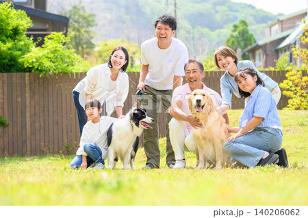 家族と犬の幸せな肖像 家族と犬の幸せな肖像 140206062