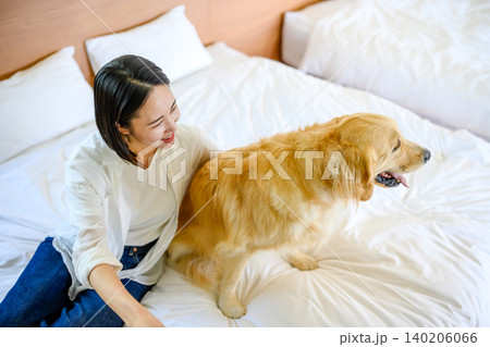 ベッドで犬とくつろぐ女性 ベッドで犬とくつろぐ女性 140206066