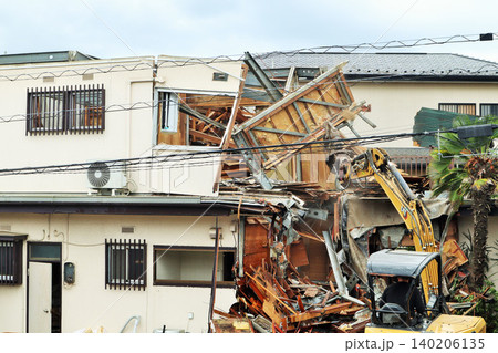 空き家の解体工事 空き家の解体工事 140206135