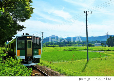 千葉県　久留里線　新緑の田んぼと電車 140206138