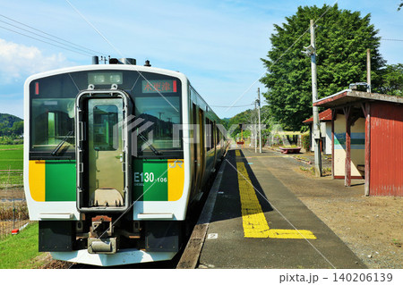 千葉県　久留里線　平山駅と電車 140206139