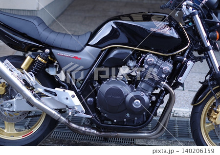 バイクのエンジン部分を保管しているバイク バイクのエンジン部分を保管しているバイク 140206159