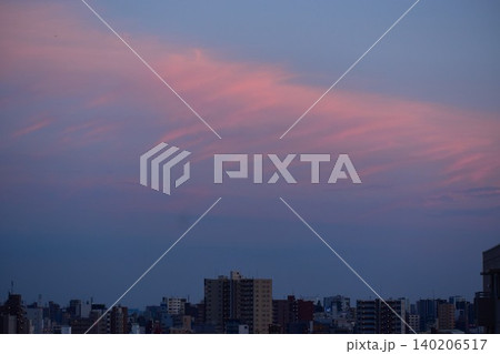 綺麗に色づいた夕焼けは刻々と変化していく 140206517