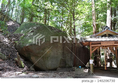 奈良市 柳生 天石立神社 拝殿と神体岩(初夏) 奈良市 柳生 天石立神社 拝殿と神体岩(初夏) 140206730