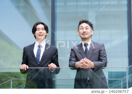 人材育成とキャリア成長を表現する上司と若手社員の目標や未来や見上げる見つめる人材採用などのビジネス 人材育成とキャリア成長を表現する上司と若手社員の目標や未来や見上げる見つめる人材採用などのビジネス 140206757