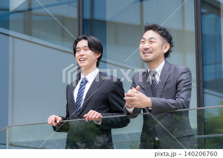 人材育成とキャリア成長を表現する上司と若手社員の目標や未来や見上げる見つめる人材採用イメージ 人材育成とキャリア成長を表現する上司と若手社員の目標や未来や見上げる見つめる人材採用イメージ 140206760