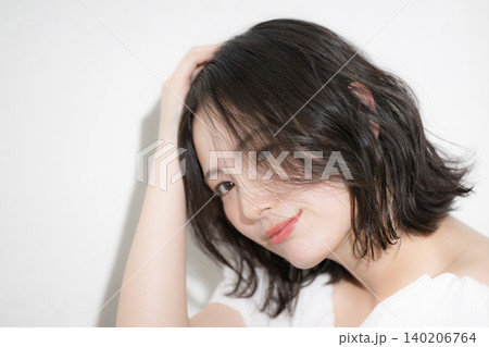 アンニュイな表情が魅力的な透明感のある素肌の若い女性のビューティーポートレート ヘアケアや美容など アンニュイな表情が魅力的な透明感のある素肌の若い女性のビューティーポートレート ヘアケアや美容など 140206764