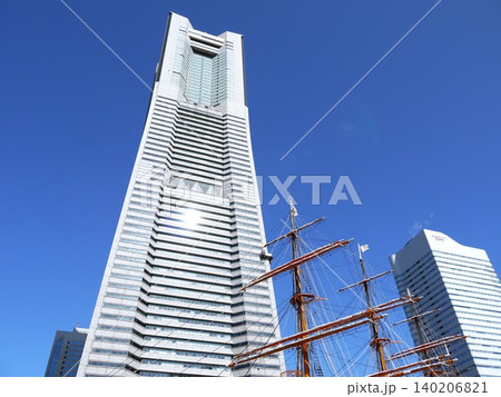 青空が広がるランドマークタワー 青空が広がるランドマークタワー 140206821