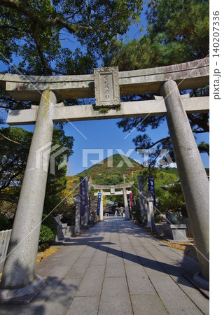 宮地嶽神社　鳥居と在自山 140207336